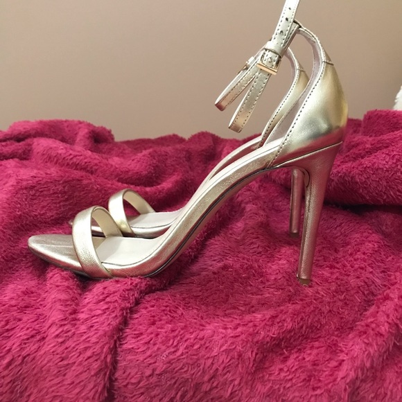 Gold heeled sandals - Picture 2 of 4